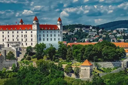 Achiziționarea Vignetei Slovace - Călătorii pe Autostradă prin Peisaje Alpine și Orașe Culturale