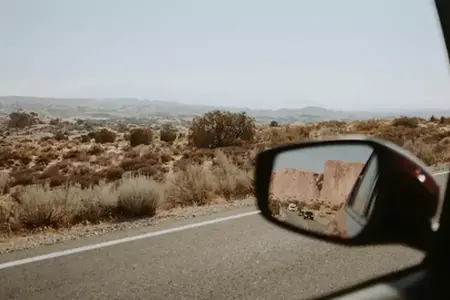 Tetti solari lungo l'autostrada: Una via verso la riduzione globale delle emissioni di anidride carbonica